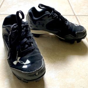 Under armour soccer shoes. Size 11. Great condition.